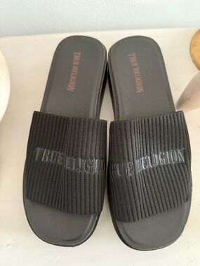 True Religion Black Ribbed Logo Slide Sandals Size 9 Women
